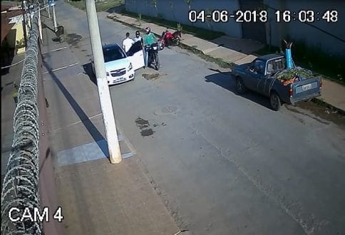 Bandidos são procurados pela Polícia após cometerem assalto no bairro Interlagos