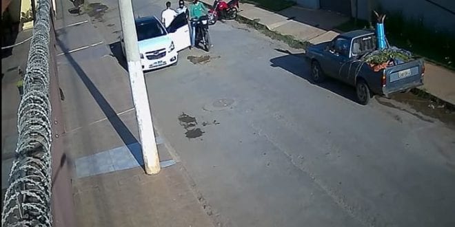 Bandidos são procurados pela Polícia após cometerem assalto no bairro Interlagos