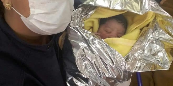 A equipe do SAMU finalizou o parto com o corte e clampeamento do cordão umbilical da criança.