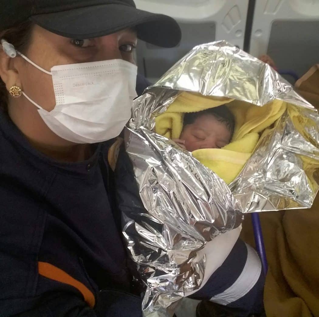 A equipe do SAMU finalizou o parto com o corte e clampeamento do cordão umbilical da criança.