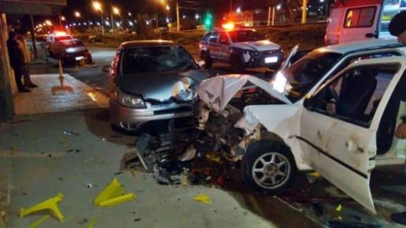 Homem joga carro sobre clientes de bar e mata mulher em Minas Gerais