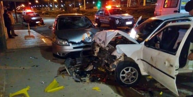 Homem joga carro sobre clientes de bar e mata mulher em Minas Gerais