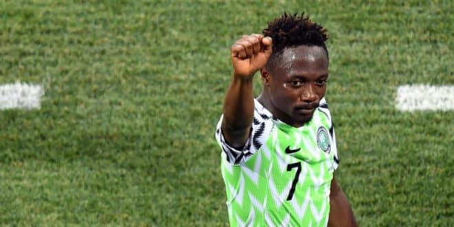 Musa comemora um dos gols marcados na vitória da Nigéria sobre a Islândia