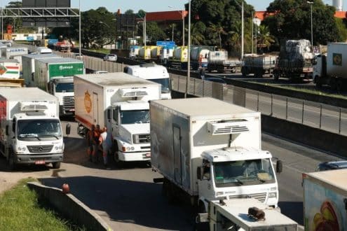 Em crise, as empresas, além de contratarem menos, também reduziram os preços pagos pelo transporte de mercadorias