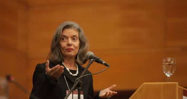 'Alguém te diz o que você queria ouvir', diz Cármen Lúcia sobre fake news