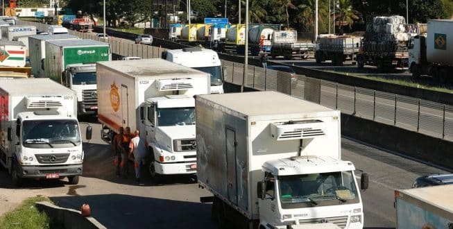 Em crise, as empresas, além de contratarem menos, também reduziram os preços pagos pelo transporte de mercadorias