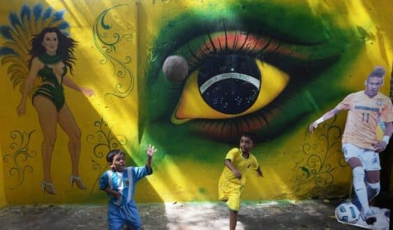 Cartazes gigantes de Neymar, fachadas de prédios pintadas de verde e amarelo e bandeiras do Brasil por todos os lados. Poderia ser em qualquer cidade do nosso país, mas é em Kerala, a mais de 15 mil km daqui