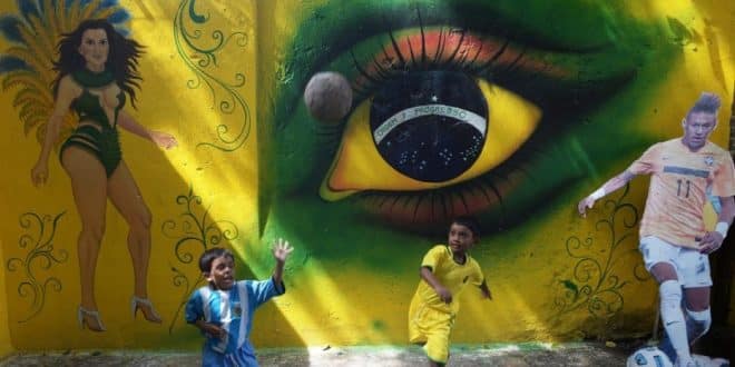 Cartazes gigantes de Neymar, fachadas de prédios pintadas de verde e amarelo e bandeiras do Brasil por todos os lados. Poderia ser em qualquer cidade do nosso país, mas é em Kerala, a mais de 15 mil km daqui