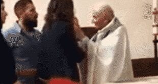 Padre agride bebê durante batizado com tapa violento