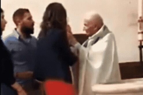 Padre agride bebê durante batizado com tapa violento