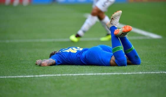 Estabelecimento comercial dará uma rodada de bebida alcoólica a cada queda do atacante da seleção na partida com a Sérvia