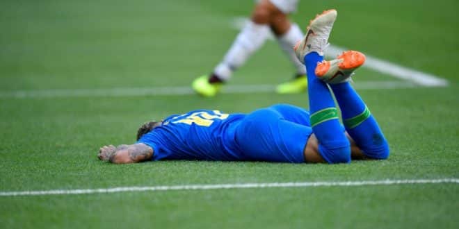 Estabelecimento comercial dará uma rodada de bebida alcoólica a cada queda do atacante da seleção na partida com a Sérvia