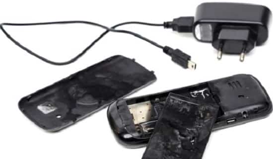 Carregador de celular pode causar choques e incêndios. Confira como evitar esses problemas com cuidados simples