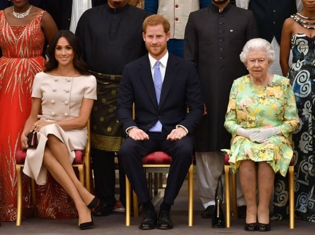 Meghan Markle, príncipe Harry e rainha Elizabeth II durante o evento Queen's Young Leaders  Foto: John Stillwell/Pool via Reuters