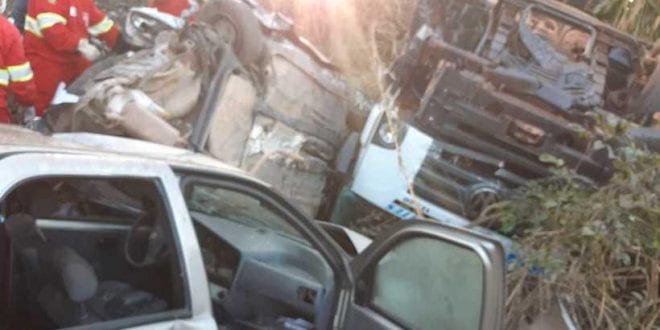 Policiais morrem em acidente com três carros e uma carreta na BR-262 em Minas Gerais