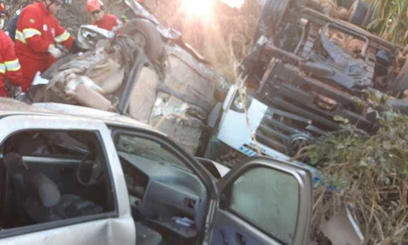 Policiais morrem em acidente com três carros e uma carreta na BR-262 em Minas Gerais