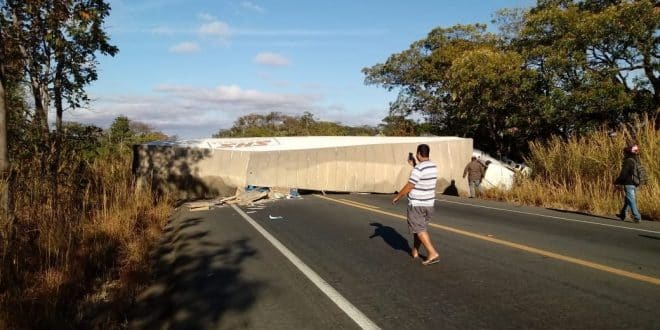 Caminhão carregado de porcelanato tomba na BR-135 no Norte de Minas