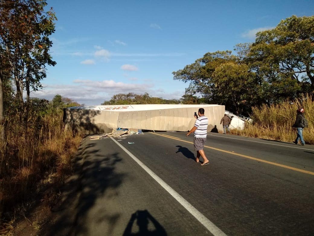 Caminhão carregado de porcelanato tomba na BR-135 no Norte de Minas