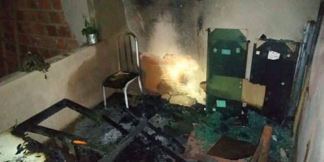 Botijão pega fogo e destrói parte de casa em Montes Claros