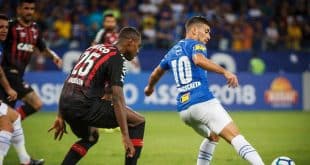 Cruzeiro venceu o Atlético-PR, de virada, e subiu para a terceira colocação no Campeonato Brasileiro