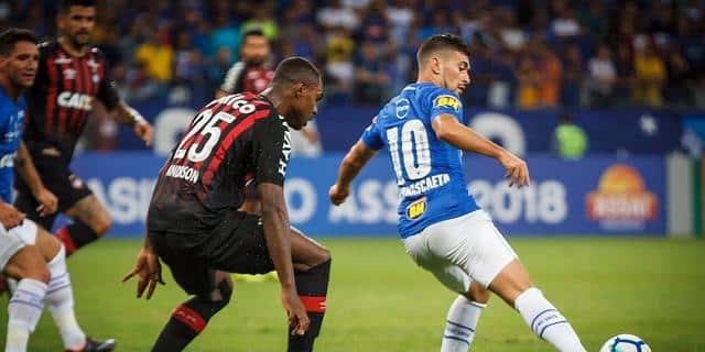Cruzeiro venceu o Atlético-PR, de virada, e subiu para a terceira colocação no Campeonato Brasileiro