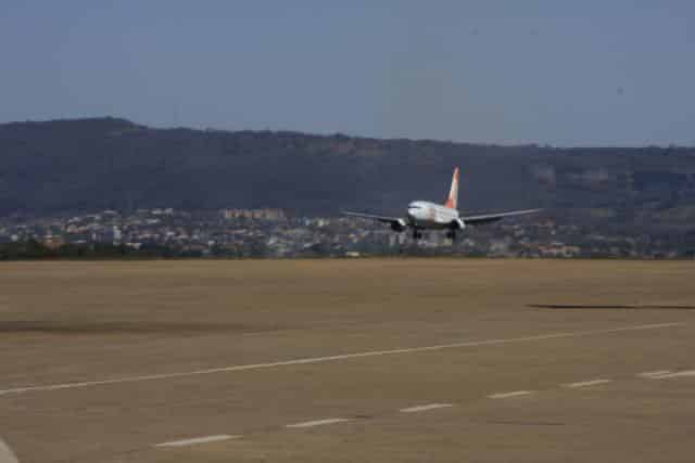 Avião aterrissa de barriga no aeroporto de Montes Claros