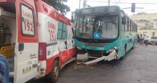 Ônibus do transporte coletivo de Montes Claros bate em ambulância do SAMU e deixa vários feridos