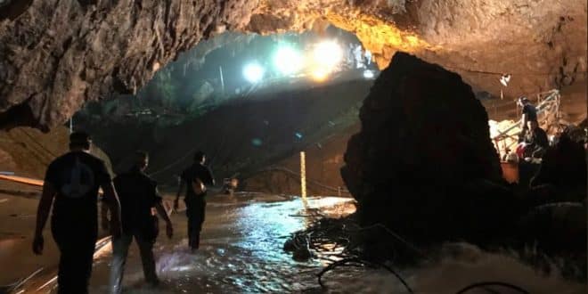 Último menino e técnico já foram resgatados da caverna na Tailândia, diz mídia