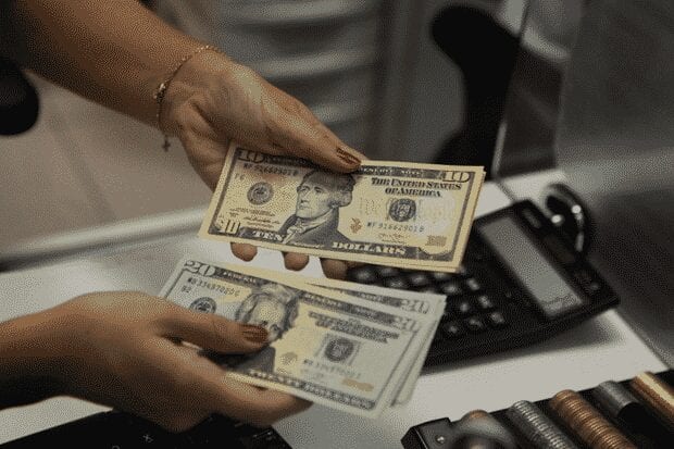 Descubra como driblar a alta do dólar para viajar ao exterior