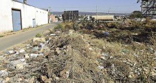 Sem coleta diária, moradores despejam lixo em lote vago