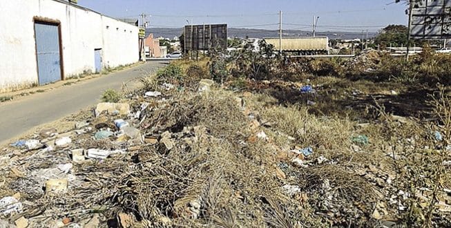 Sem coleta diária, moradores despejam lixo em lote vago