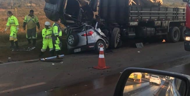 Acidente entre carro e caminhão deixa três mortos na BR-040