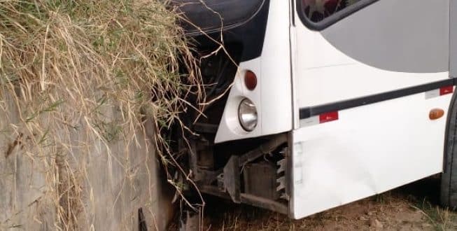Motorista perdeu o controle da direção e o veículo se chocou contra um muro