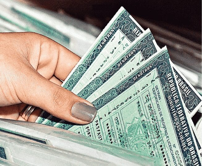 Quem for flagrado conduzindo automóvel sem o documento estará cometendo infração gravíssima, que rende multa de R$ 293,47 e sete pontos na carteira de habilitação