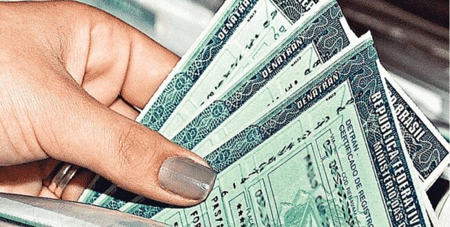 Quem for flagrado conduzindo automóvel sem o documento estará cometendo infração gravíssima, que rende multa de R$ 293,47 e sete pontos na carteira de habilitação