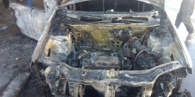 Carro pega fogo e fica totalmente destruído em Montes Claros