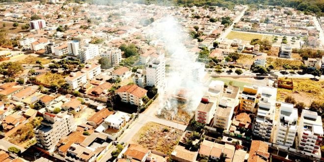 Bombeiros combatem incêndio em lote vago em Montes Claros - Foto: Eduardo Gomes