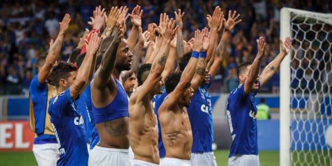 Libertadores - Jogadores e torcedores do Cruzeiro comemoram classificação com canto Viking