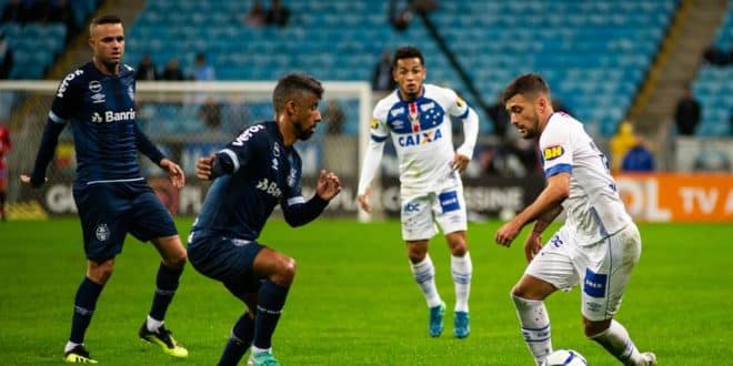 Cruzeiro não conseguiu segurar a vitória contra o Grêmio, em Porto Alegre