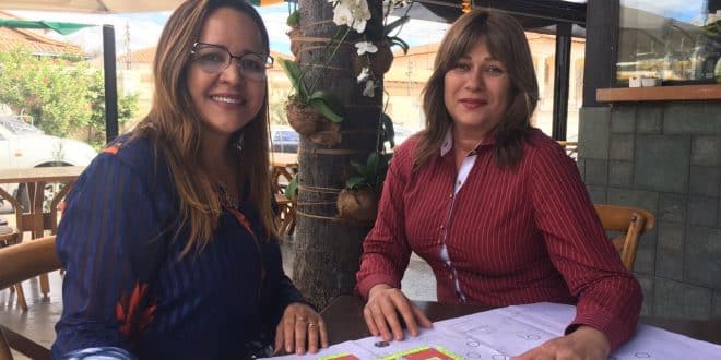 Patrícia Mendes e Cléia Paulino na escolha do estande para a Fenics - Foto: Solon Queiroz