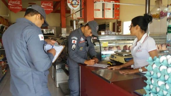 Bombeiros fazem vistorias em estabelecimentos comerciais em Montes Claros