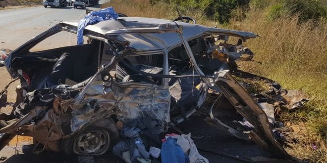 Estrada da Morte - Acidente entre carro e carreta deixa dois mortos na BR-251 em Grão Mogol - Foto: CBMMG