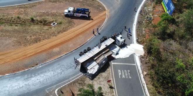 Caminhão tomba e provoca interdição de estrada em Montes Claros