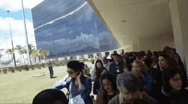 Servidores cruzam os braços na Cidade Administrativa em protesto contra atraso de salários