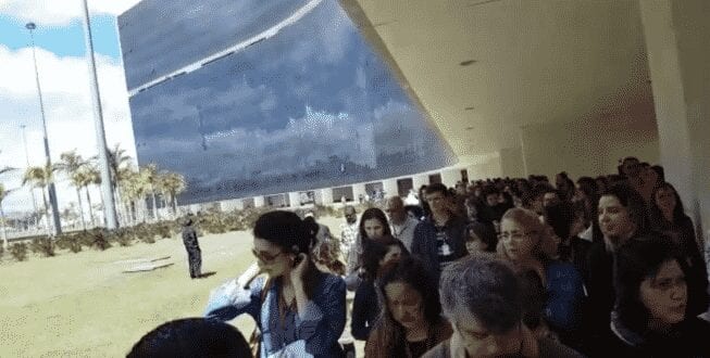 Servidores cruzam os braços na Cidade Administrativa em protesto contra atraso de salários