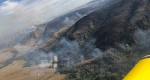 O Corpo de Bombeiros continua trabalhando para apagar o incêndio no Parque Nacional da Serra da Canastra que teve início na terça-feira (21) e já destruiu dez mil hectares de vegetação.