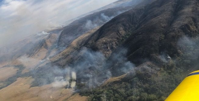 O Corpo de Bombeiros continua trabalhando para apagar o incêndio no Parque Nacional da Serra da Canastra que teve início na terça-feira (21) e já destruiu dez mil hectares de vegetação.