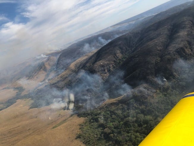 O Corpo de Bombeiros continua trabalhando para apagar o incêndio no Parque Nacional da Serra da Canastra que teve início na terça-feira (21) e já destruiu dez mil hectares de vegetação.