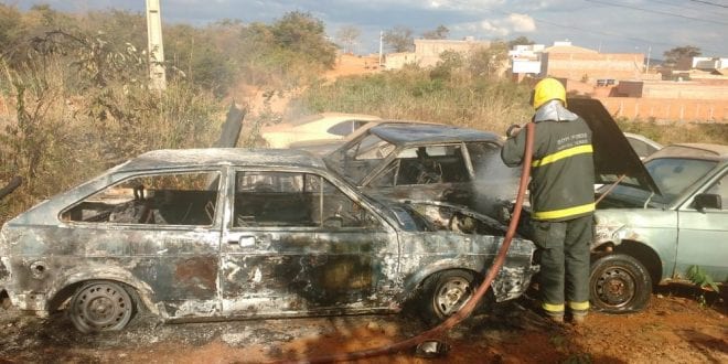 Incêndio atinge quatro carros em Montes Claros - Foto: CBMMG