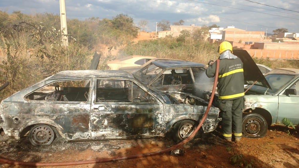 Incêndio atinge quatro carros em Montes Claros - Foto: CBMMG